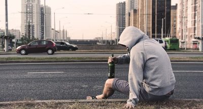 Dlaczego alkohol uzależnia – jak i kiedy zaczyna się alkoholizm?