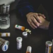 Czym przejawia się lekomania?